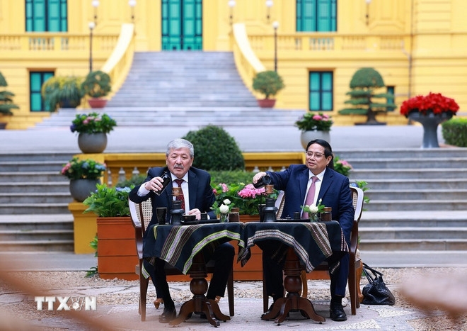 Thủ tướng Việt Nam, Kyrgyzstan thăm Nhà sàn Bác Hồ, thưởng thức cà phê Việt Nam